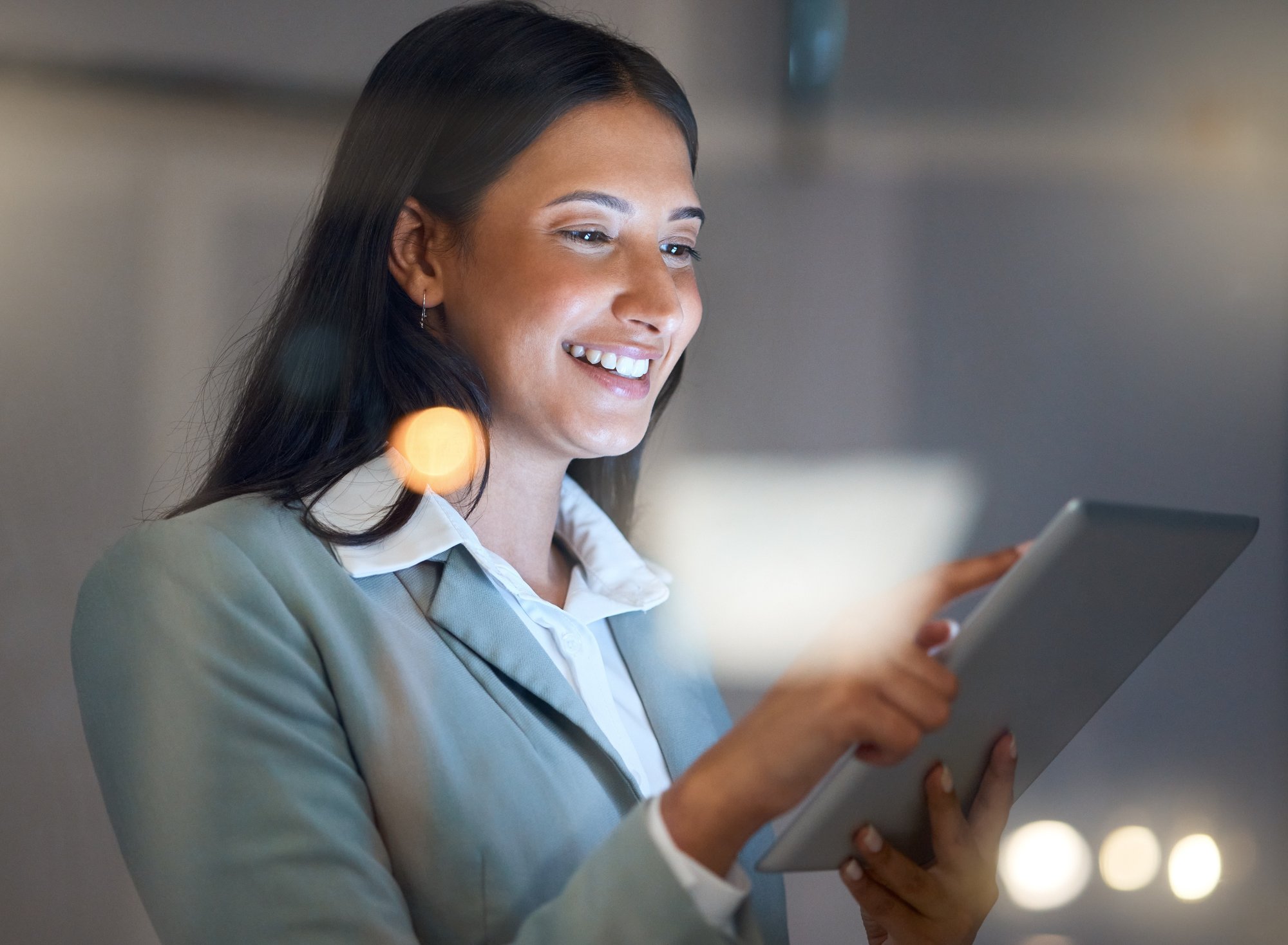 staying-late-meet-her-deadlines-cropped-shot-attractive-young-businesswoman-working-late-her-company-offices